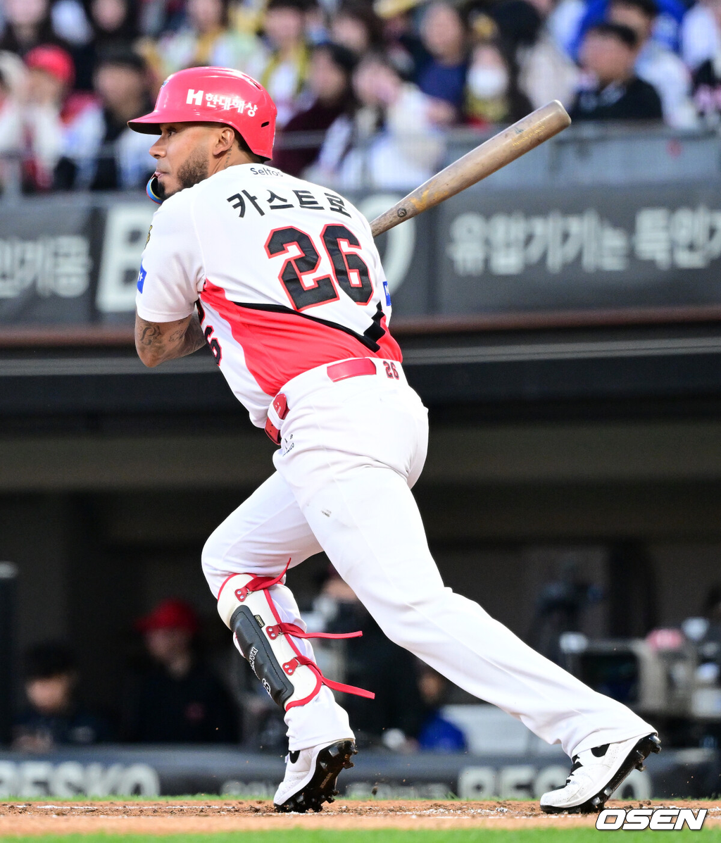 7일 광주-기아 챔피언스필드에서 ‘2026 신한 SOL KBO리그’ KIA 타이거즈와 삼성 라이온즈의 경기가 열렸다.홈팀 KIA는 양현종, 방문팀 삼성은 양창섭을 선발로 내세웠다.1회말 1사 2, 3루 상황 KIA 카스트로가 역전 2타점 적시타를 날리고 있다. 2026.04.07 / dreamer@osen.co.kr