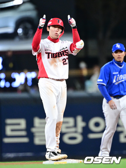 [OSEN=광주, 최규한 기자] 7일 광주-기아 챔피언스필드에서 ‘2026 신한 SOL KBO리그’ KIA 타이거즈와 삼성 라이온즈의 경기가 열렸다.홈팀 KIA는 양현종, 방문팀 삼성은 양창섭을 선발로 내세웠다.5회말 1사 2루 상황 KIA 김호령이 달아나는 오른쪽 1타점 2루타를 날리고 2루에 안착해 기뻐하고 있다. 2026.04.07 / dreamer@osen.co.kr