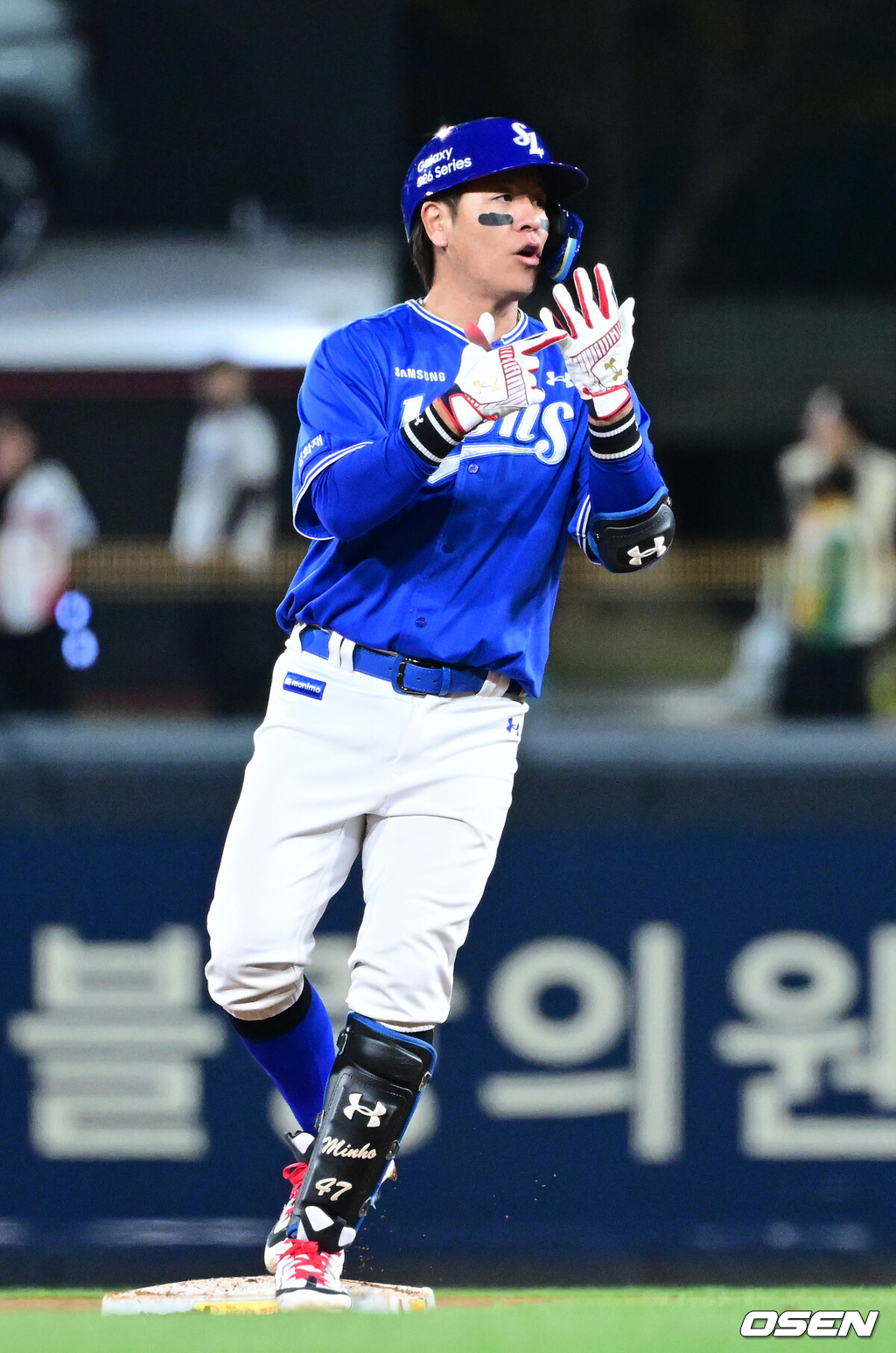 7일 광주-기아 챔피언스필드에서 ‘2026 신한 SOL KBO리그’ KIA 타이거즈와 삼성 라이온즈의 경기가 열렸다.홈팀 KIA는 양현종, 방문팀 삼성은 양창섭을 선발로 내세웠다.8회초 2사 2, 3루 상황 삼성 강민호가 달아나는 2타점 2루타를 날리고 2루에 안착해 기뻐하고 있다. 2026.04.07 / dreamer@osen.co.kr