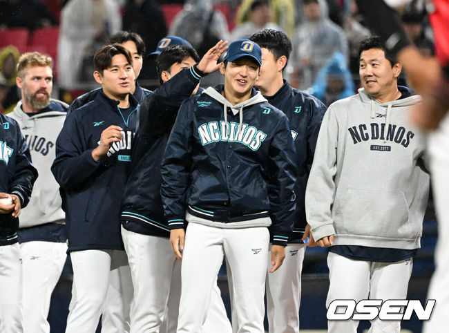 [OSEN=광주, 이대선 기자] NC 다이노스가 파죽의 4연승을 달렸다. NC는 3일 광주-기아 챔피언스필드에서 열린 2026 프로야구 KIA 타이거즈와의 경기를 5-2로 잡았다. 선발 구창모가 6이닝 무실점 역투를 펼쳤고 베테랑 박민우가 제임스 네일을 공략하는 등 3타점을 올리며 승리를 이끌었다. 4연승이자 시즌 5승1패를 기록했다. KIA는 3연패에 빠져 1승5패 최하위로 떨어졌다.경기 종료 후 NC 선수들이 승리의 기쁨을 나누고 있다. 2026.04.03 /sunday@osen.co.kr