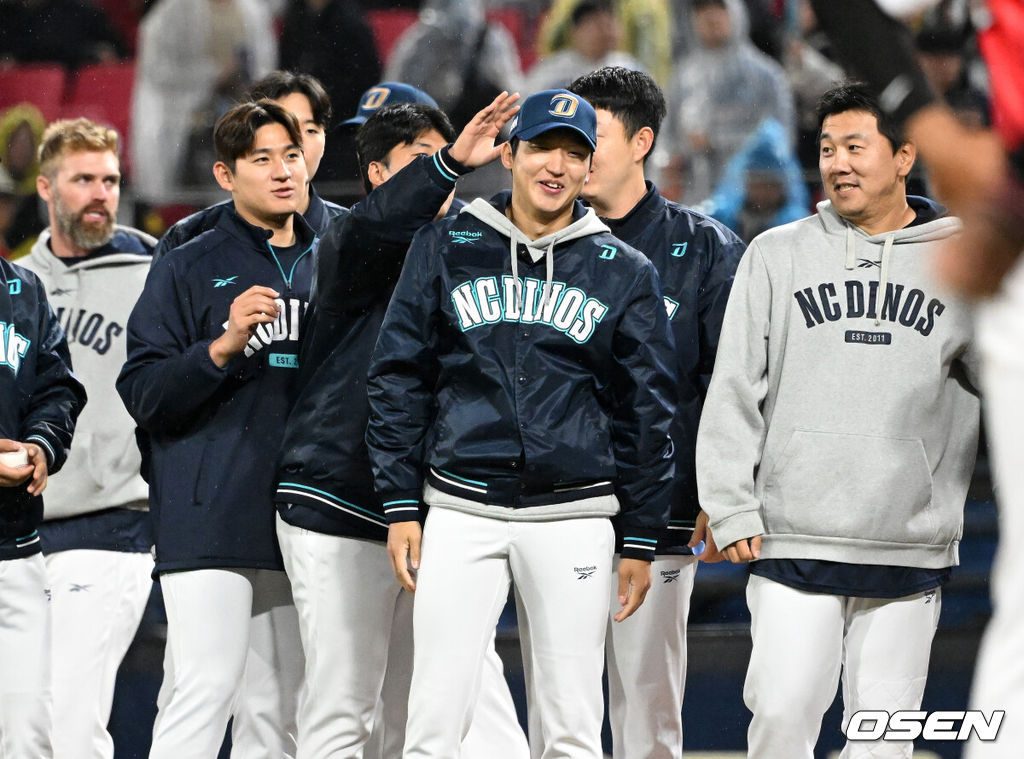 NC 다이노스가 파죽의 4연승을 달렸다. NC는 3일 광주-기아 챔피언스필드에서 열린 2026 프로야구 KIA 타이거즈와의 경기를 5-2로 잡았다. 선발 구창모가 6이닝 무실점 역투를 펼쳤고 베테랑 박민우가 제임스 네일을 공략하는 등 3타점을 올리며 승리를 이끌었다. 4연승이자 시즌 5승1패를 기록했다. KIA는 3연패에 빠져 1승5패 최하위로 떨어졌다.경기 종료 후 NC 선수들이 승리의 기쁨을 나누고 있다. 2026.04.03 /sunday@osen.co.kr