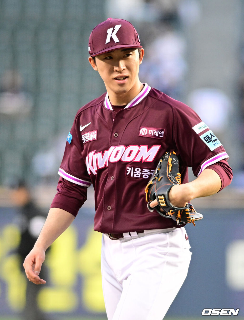 7일 서울 잠실야구장에서 '2026 신한 SOL Bank KBO리그' 키움 히어로즈와 두산 베어스의 경기가 열렸다.이날 두산은 최승용, 키움은 배동현을 선발로 내세웠다.1회말 이닝을 마친 키움 배동현이 더그아웃으로 향하고 있다. 2026.04.07 /cej@osen.co.kr