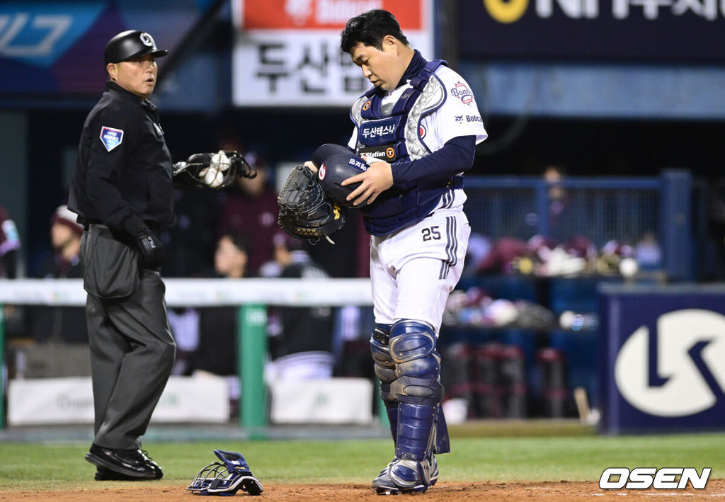 7일 서울 잠실야구장에서 '2026 신한 SOL Bank KBO리그' 키움 히어로즈와 두산 베어스의 경기가 열렸다.이날 두산은 최승용, 키움은 배동현을 선발로 내세웠다.6회초 2사 2,3루에서 키움 이형종의 스트라이크 낫 아웃 폭투 때 키움 3루주자 이주형이 득점을 올리자 두산 양의지가 아쉬워하고 있다. 2026.04.07 /cej@osen.co.kr