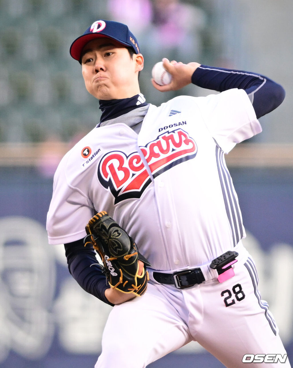 7일 서울 잠실야구장에서 '2026 신한 SOL Bank KBO리그' 키움 히어로즈와 두산 베어스의 경기가 열렸다.이날 두산은 최승용, 키움은 배동현을 선발로 내세웠다.1회초 두산 최승용이 역투하고 있다. 2026.04.07 /cej@osen.co.kr