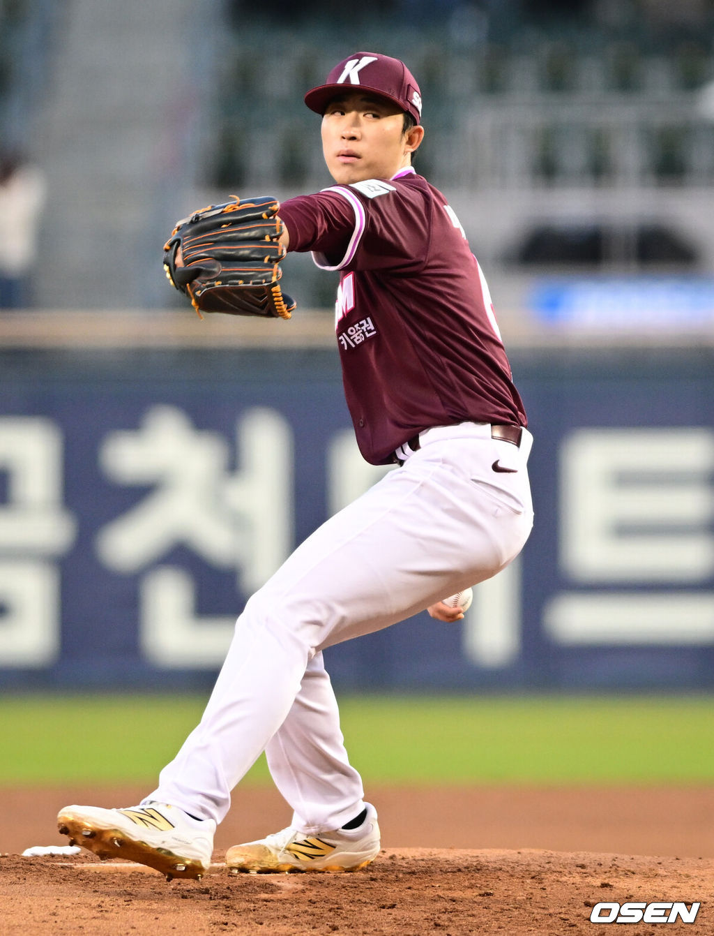 7일 서울 잠실야구장에서 '2026 신한 SOL Bank KBO리그' 키움 히어로즈와 두산 베어스의 경기가 열렸다.이날 두산은 최승용, 키움은 배동현을 선발로 내세웠다.1회말  키움 배동현이 역투하고 있다. 2026.04.07 /cej@osen.co.kr