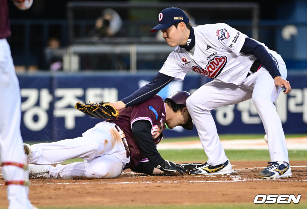 7일 서울 잠실야구장에서 '2026 신한 SOL Bank KBO리그' 키움 히어로즈와 두산 베어스의 경기가 열렸다.이날 두산은 최승용, 키움은 배동현을 선발로 내세웠다.2회초 1사 2루에서 키움 이형종이 두산 포수 양의지의 포일에 득점을 올리고 있다. 2026.04.07 /cej@osen.co.kr