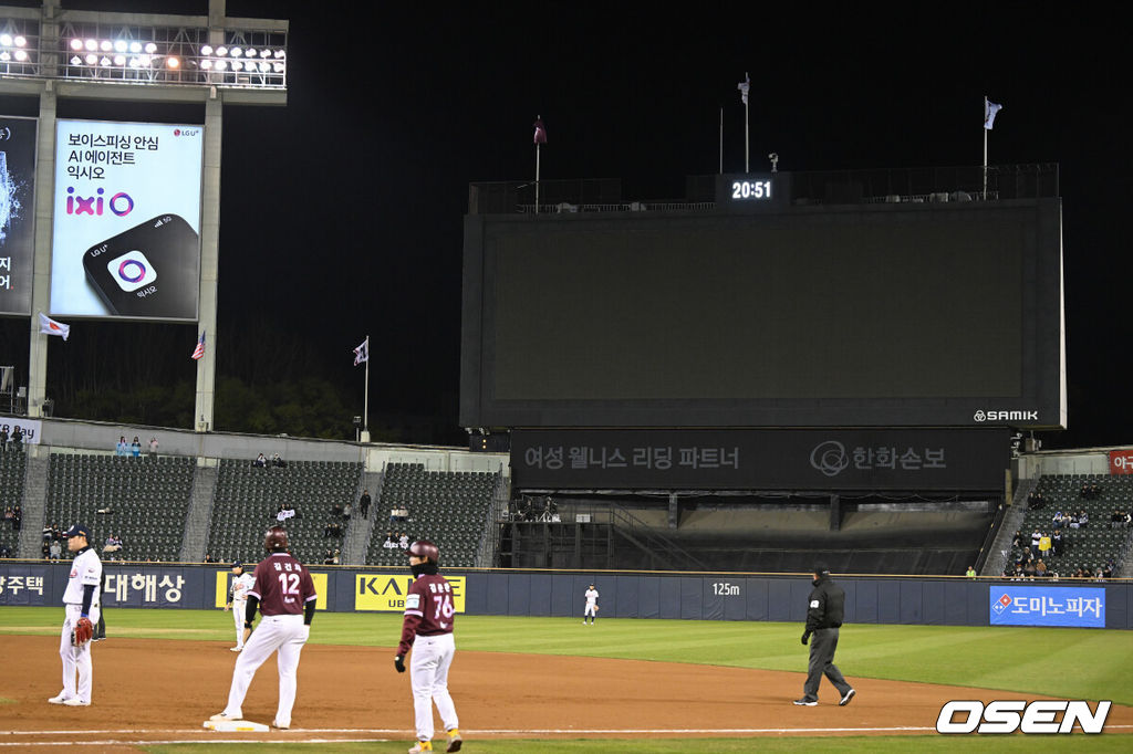 7일 서울 잠실야구장에서 '2026 신한 SOL Bank KBO리그' 키움 히어로즈와 두산 베어스의 경기가 열렸다.이날 두산은 최승용, 키움은 배동현을 선발로 내세웠다.7회초 전광판이 꺼져 있다. 2026.04.07 /cej@osen.co.kr