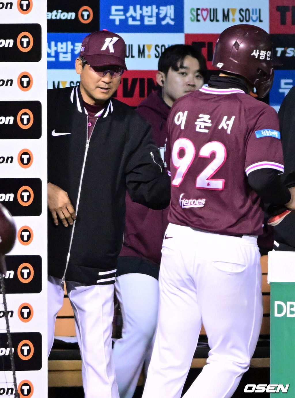 7일 서울 잠실야구장에서 '2026 신한 SOL Bank KBO리그' 키움 히어로즈와 두산 베어스의 경기가 열렸다.이날 두산은 최승용, 키움은 배동현을 선발로 내세웠다.7회초 무사 만루에서 키움 어준서가 이주형의 땅볼에 득점을 올린 뒤 설종진 감독의 환영을 받고 있다. 2026.04.07 /cej@osen.co.kr