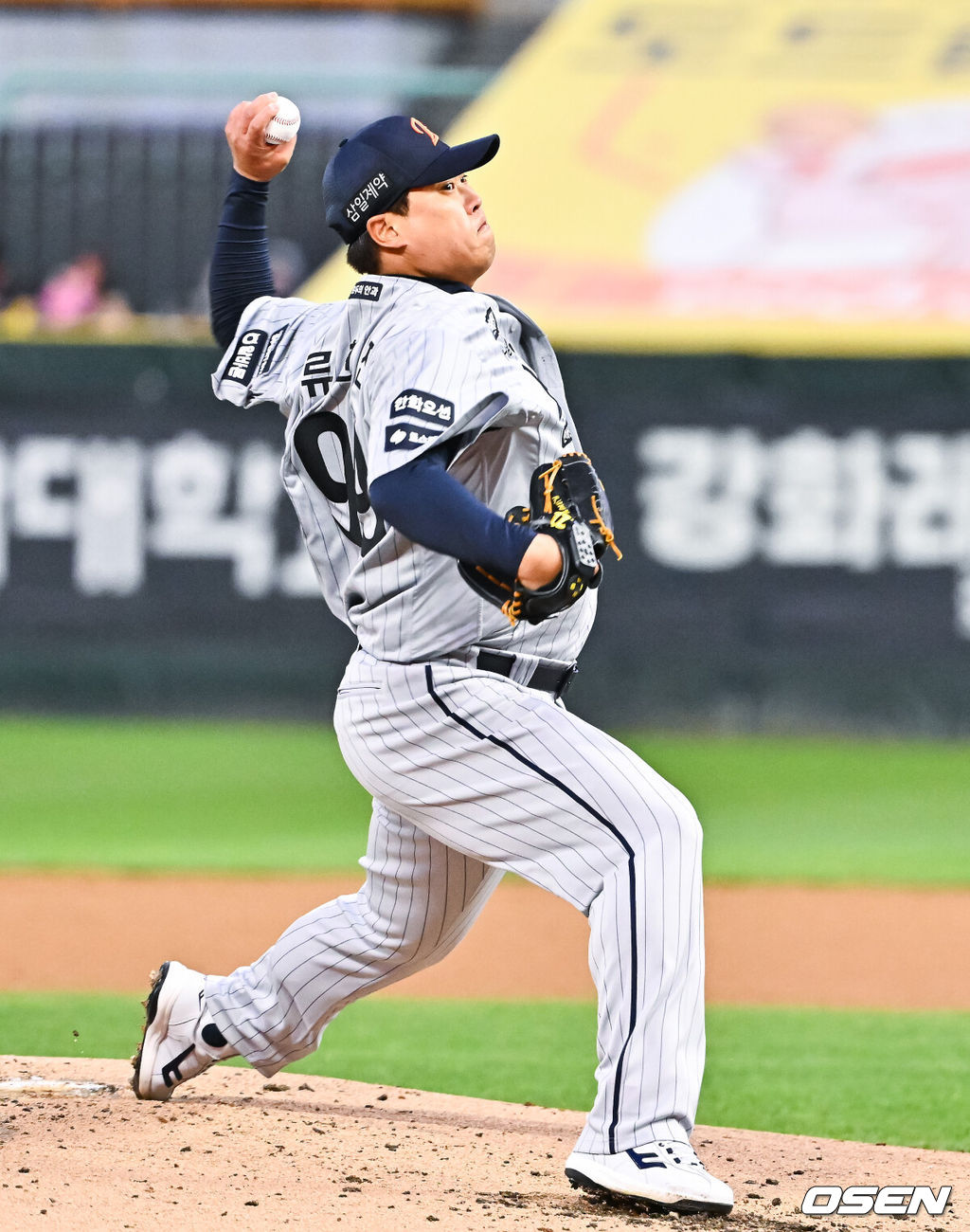 7일 오후 인천 SSG랜더스필드에서 ‘2026 신한 SOL Bank KBO리그' SSG 랜더스와 한화 이글스의 경기가 진행됐다.이날 SSG는 타케다를, 한화는 류현진을 선발투수로 내세웠다.2회말 한화 선발투수 류현진이 역투하고 있다.    2026.04.07 / soul1014@osen.co.kr