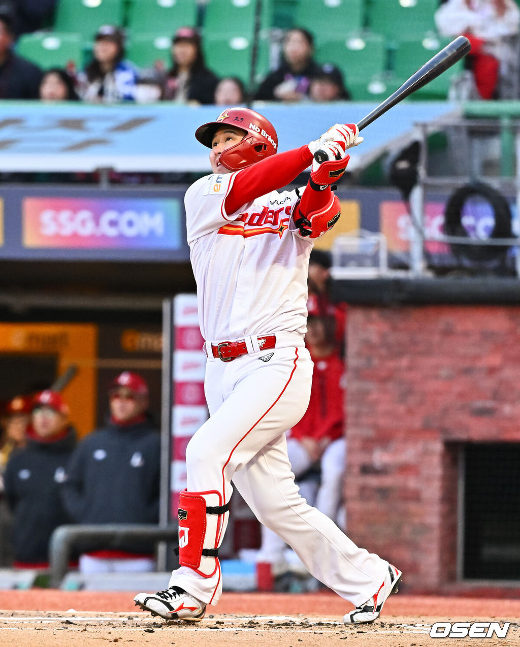 7일 오후 인천 SSG랜더스필드에서 ‘2026 신한 SOL Bank KBO리그' SSG 랜더스와 한화 이글스의 경기가 진행됐다.이날 SSG는 타케다를, 한화는 류현진을 선발투수로 내세웠다.1회말 1사 1루 SSG 최정이 역전 2점 홈런을 날리고 있다.   2026.04.07 / soul1014@osen.co.kr