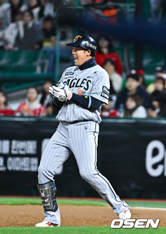 [OSEN=인천, 박준형 기자] 7일 오후 인천 SSG랜더스필드에서 ‘2026 신한 SOL Bank KBO리그'&nbsp;SSG 랜더스와 한화 이글스의 경기가 진행됐다.이날 SSG는 타케다를, 한화는 류현진을 선발투수로 내세웠다.3회초 2사 만루 한화 하주석이 역전 2타점 적시타를 날리고 환호하고 있다.     2026.04.07 / soul1014@osen.co.kr