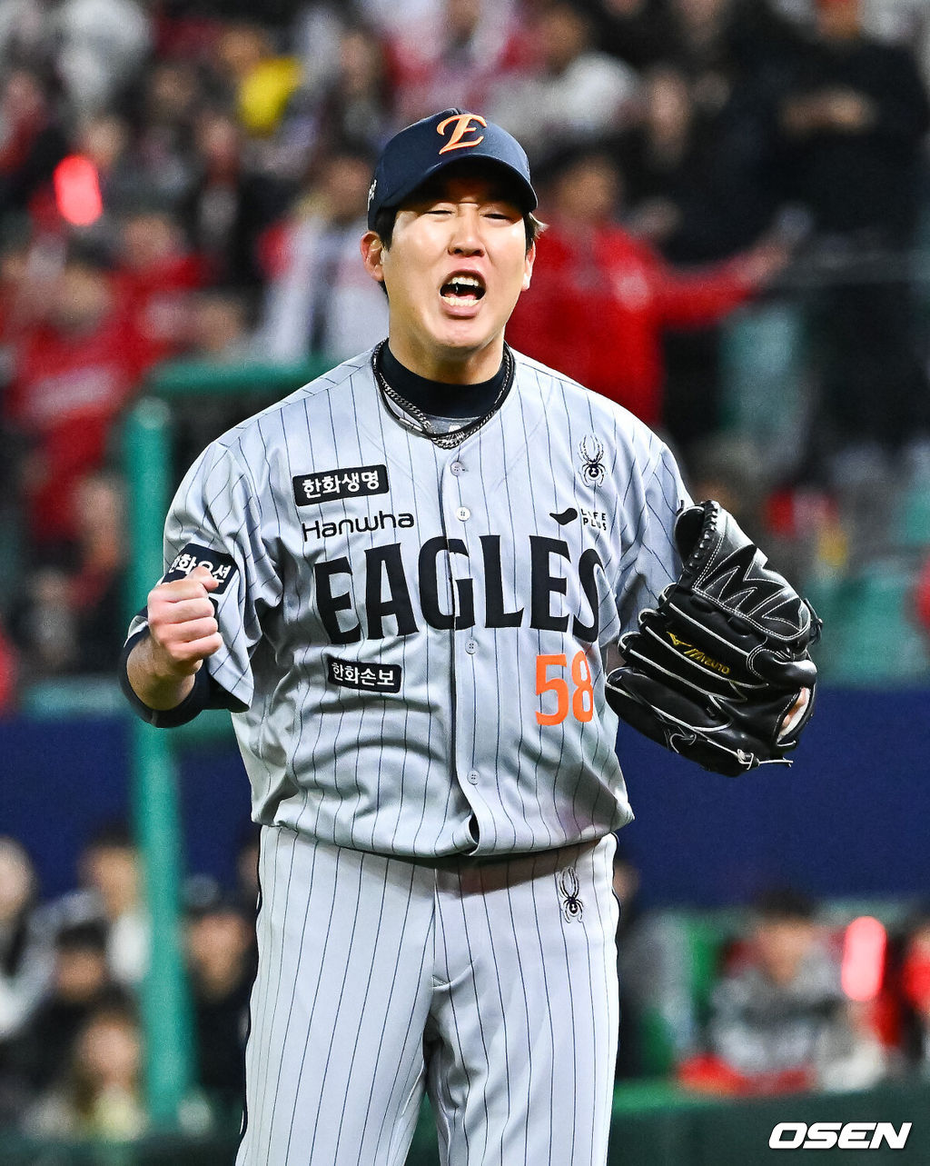 7일 오후 인천 SSG랜더스필드에서 ‘2026 신한 SOL Bank KBO리그' SSG 랜더스와 한화 이글스의 경기가 진행됐다.이날 SSG는 타케다를, 한화는 류현진을 선발투수로 내세웠다.7회말 2사 1루 한화 박상원 투수가 SSG 이지영을 내야땅볼로 잡은뒤 포효하고 있다.     2026.04.07 / soul1014@osen.co.kr