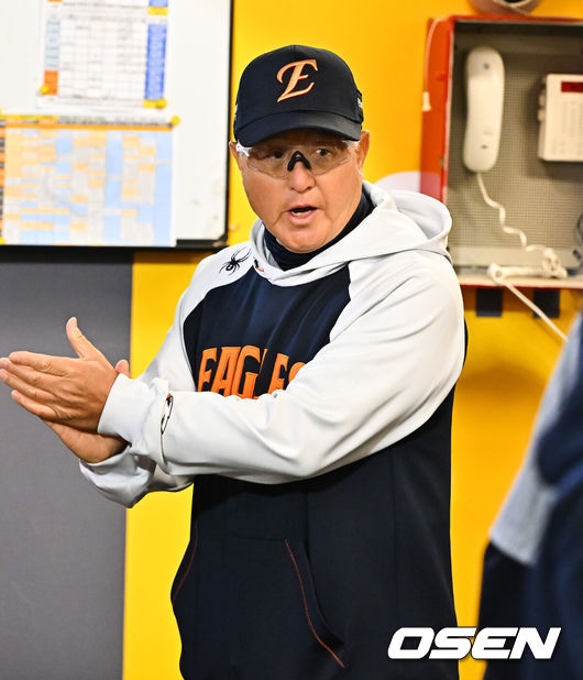 [OSEN=인천, 박준형 기자] 7일 오후 인천 SSG랜더스필드에서 ‘2026 신한 SOL Bank KBO리그'&nbsp;SSG 랜더스와 한화 이글스의 경기가 진행됐다.이날 SSG는 타케다를, 한화는 류현진을 선발투수로 내세웠다.6회초 이닝종료 후 한화 김경문 감독이 선수들을 격려하고 있다.   2026.04.07 / soul1014@osen.co.kr