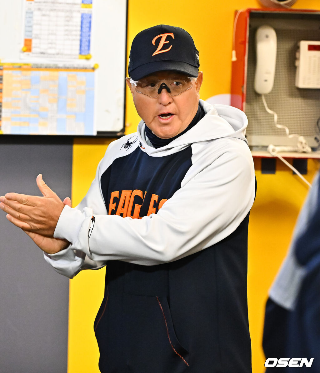 7일 오후 인천 SSG랜더스필드에서 ‘2026 신한 SOL Bank KBO리그' SSG 랜더스와 한화 이글스의 경기가 진행됐다.이날 SSG는 타케다를, 한화는 류현진을 선발투수로 내세웠다.6회초 이닝종료 후 한화 김경문 감독이 선수들을 격려하고 있다.   2026.04.07 / soul1014@osen.co.kr