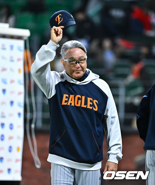 [OSEN=인천, 박준형 기자]프로야구 한화 이글스가 프랜차이즈 에이스 류현진(39)의 호투에 힘입어 승리를 거뒀다.&nbsp;한화는 7일 인천 SSG랜더스필드에서 열린 ‘2026 신한은행 SOL Bank KBO리그’ SSG 랜더스와의 경기에서 6-2로 승리했다.&nbsp;경기종료 후 한화 김경문 감독이 팬들에게 인사를 하고 있다.  .  2026.04.07 / soul1014@osen.co.kr