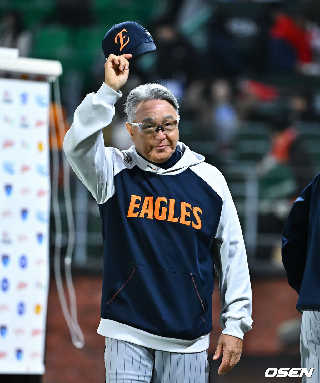 프로야구 한화 이글스가 프랜차이즈 에이스 류현진(39)의 호투에 힘입어 승리를 거뒀다. 한화는 7일 인천 SSG랜더스필드에서 열린 ‘2026 신한은행 SOL Bank KBO리그’ SSG 랜더스와의 경기에서 6-2로 승리했다. 경기종료 후 한화 김경문 감독이 팬들에게 인사를 하고 있다.  .  2026.04.07 / soul1014@osen.co.kr