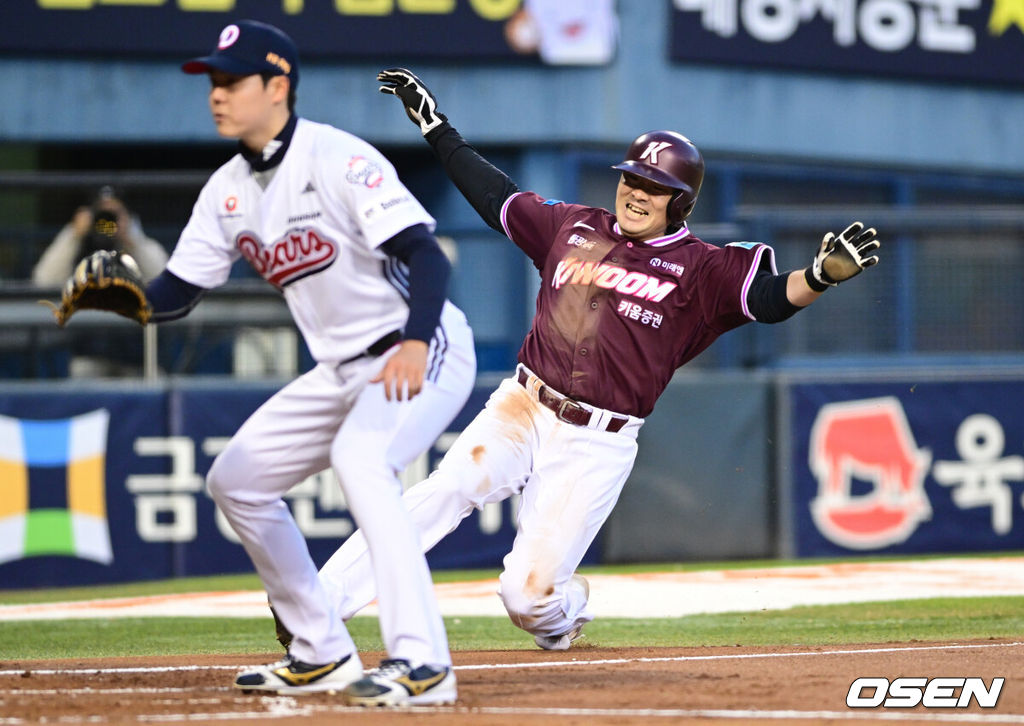 7일 서울 잠실야구장에서 '2026 신한 SOL Bank KBO리그' 키움 히어로즈와 두산 베어스의 경기가 열렸다.이날 두산은 최승용, 키움은 배동현을 선발로 내세웠다.2회초 1사 2루에서 키움 이형종이 두산 포수 양의지의 포일에 득점을 올리고 있다. 2026.04.07 /cej@osen.co.kr
