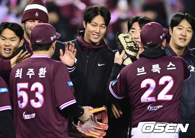 [OSEN=잠실, 조은정 기자]키움이 두산을 제물로 연패를 끊어냈다.&nbsp;프로야구 키움 히어로즈는 7일 서울 잠실구장에서 열린 2026 신한 SOL KBO리그 두산 베어스와의 시즌 첫 맞대결에서 5-2로 승리했다.&nbsp;키움 안우진이 승리를 기뻐하고 있다. 2026.04.07 /cej@osen.co.kr