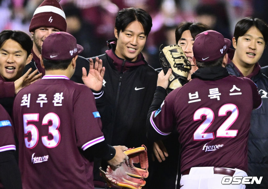 키움이 두산을 제물로 연패를 끊어냈다. 프로야구 키움 히어로즈는 7일 서울 잠실구장에서 열린 2026 신한 SOL KBO리그 두산 베어스와의 시즌 첫 맞대결에서 5-2로 승리했다. 키움 안우진이 승리를 기뻐하고 있다. 2026.04.07 /cej@osen.co.kr