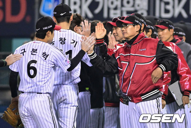 [OSEN=잠실, 조은정 기자] 프로야구 LG 트윈스가&nbsp;2일 잠실구장에서 열린 2026 KBO리그 KIA 타이거즈와 경기에서 2-1로 승리했다. LG 염경엽 감독이 구본혁과 승리를 기뻐하고 있다. 2026.04.02 /cej@osen.co.kr