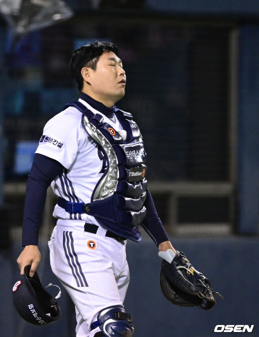 7일 서울 잠실야구장에서 '2026 신한 SOL Bank KBO리그' 키움 히어로즈와 두산 베어스의 경기가 열렸다.이날 두산은 최승용, 키움은 배동현을 선발로 내세웠다.6회초 2사 2,3루에서 키움 이형종의 스트라이크 낫 아웃 폭투 때 키움 3루주자 이주형이 득점을 올리자 두산 양의지가 아쉬워하고 있다. 2026.04.07 /cej@osen.co.kr