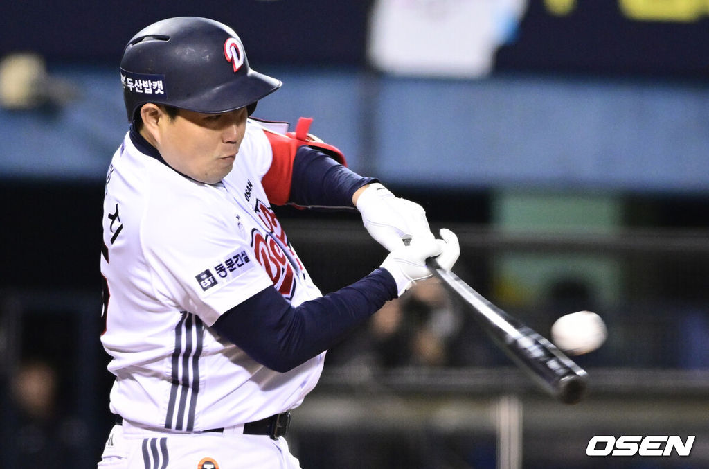 7일 서울 잠실야구장에서 '2026 신한 SOL Bank KBO리그' 키움 히어로즈와 두산 베어스의 경기가 열렸다.이날 두산은 최승용, 키움은 배동현을 선발로 내세웠다.4회말 무사 1루에서 두산 양의지가 안타를 날리고 있다. 2026.04.07 /cej@osen.co.kr