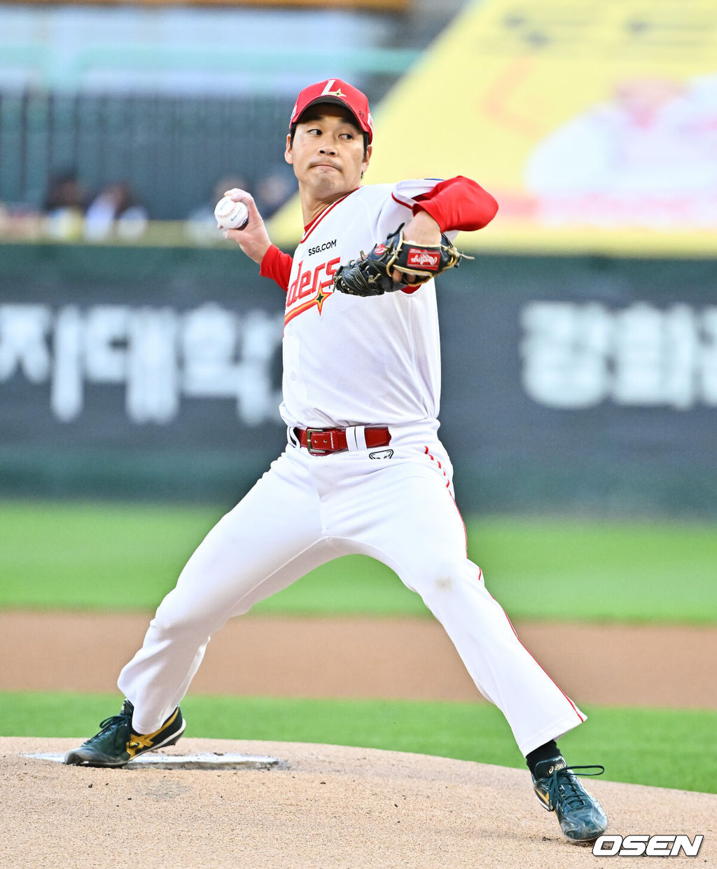 7일 오후 인천 SSG랜더스필드에서 ‘2026 신한 SOL Bank KBO리그' SSG 랜더스와 한화 이글스의 경기가 진행됐다.이날 SSG는 타케다를, 한화는 류현진을 선발투수로 내세웠다.1회초 SSG 선발투수 타케다가 역투하고 있다.   2026.04.07 / soul1014@osen.co.kr