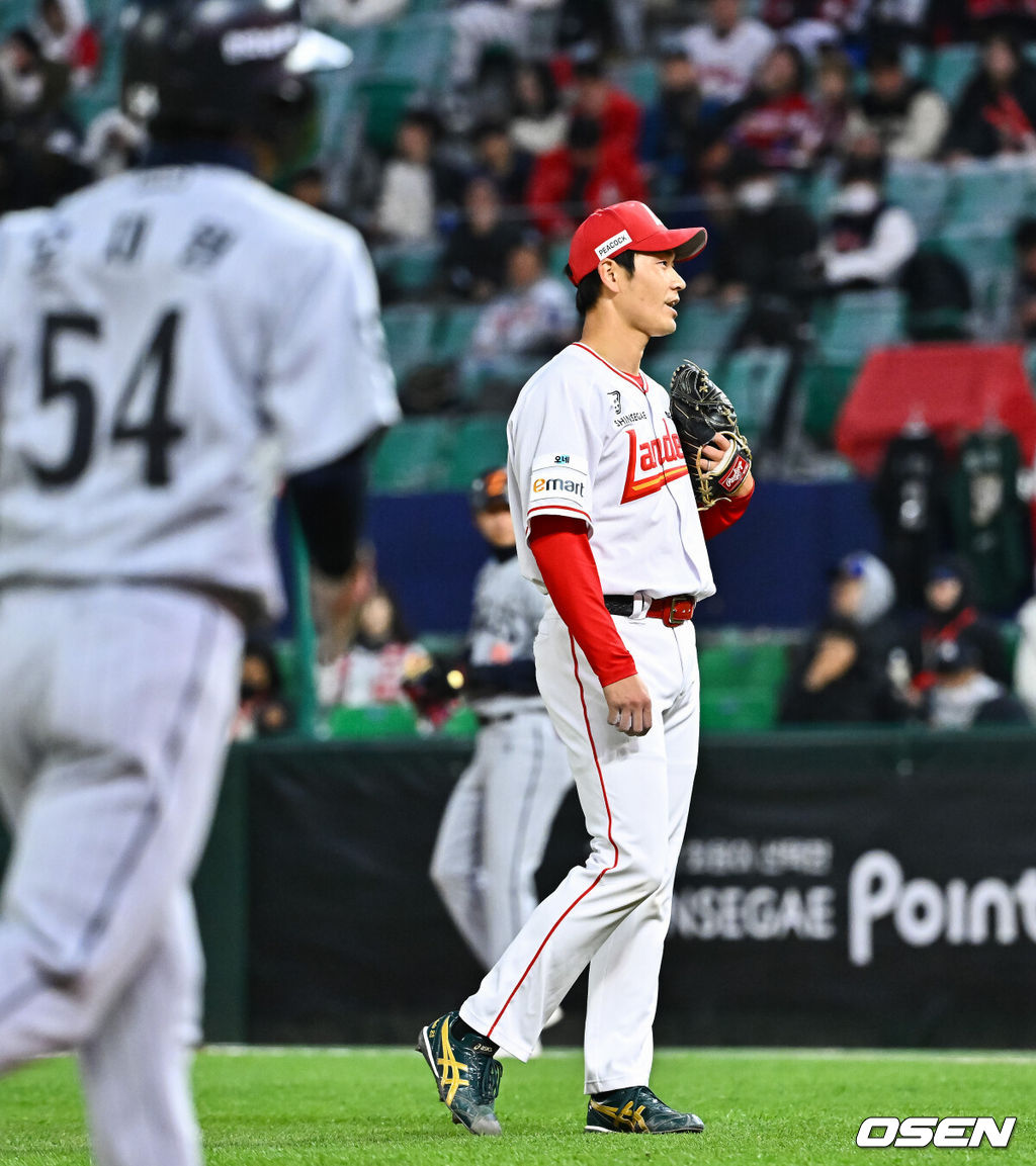 7일 오후 인천 SSG랜더스필드에서 ‘2026 신한 SOL Bank KBO리그' SSG 랜더스와 한화 이글스의 경기가 진행됐다.이날 SSG는 타케다를, 한화는 류현진을 선발투수로 내세웠다.3회초 무사 만루 SSG 선발투수 타케다가 노시환에게 밀어내기 볼넷 허용한뒤 아쉬워하고 있다       2026.04.07 / soul1014@osen.co.kr