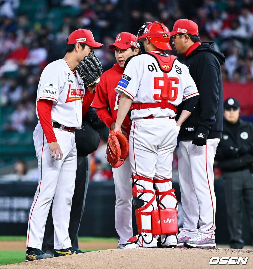 7일 오후 인천 SSG랜더스필드에서 ‘2026 신한 SOL Bank KBO리그' SSG 랜더스와 한화 이글스의 경기가 진행됐다.이날 SSG는 타케다를, 한화는 류현진을 선발투수로 내세웠다.3회초 무사 만루 SSG 선발투수 타케다가 경헌호 투수 코치와 이야기를 나누고 있다.       2026.04.07 / soul1014@osen.co.kr