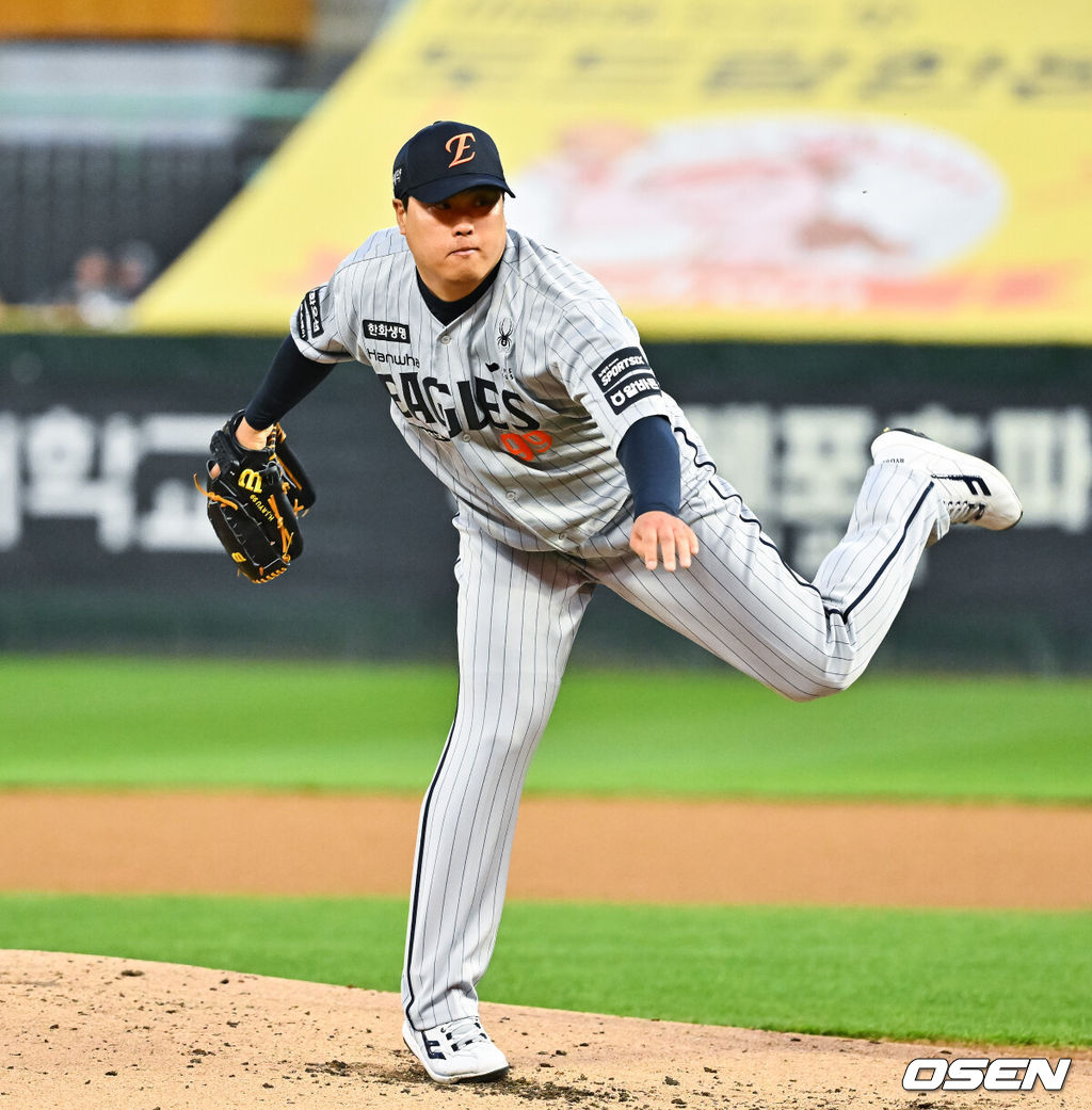 7일 오후 인천 SSG랜더스필드에서 ‘2026 신한 SOL Bank KBO리그' SSG 랜더스와 한화 이글스의 경기가 진행됐다.이날 SSG는 타케다를, 한화는 류현진을 선발투수로 내세웠다.2회말 한화 선발투수 류현진이 역투하고 있다.    2026.04.07 / soul1014@osen.co.kr