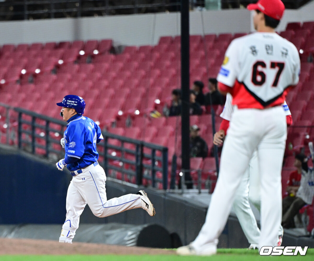 7일 광주-기아 챔피언스필드에서 ‘2026 신한 SOL KBO리그’ KIA 타이거즈와 삼성 라이온즈의 경기가 열렸다.홈팀 KIA는 양현종, 방문팀 삼성은 양창섭을 선발로 내세웠다.9회초 무사 1, 3루 상황 삼성 최형우가 달아나는 중월 스리런포를 날리고 그라운드를 돌고 있다. 2026.04.07 / dreamer@osen.co.kr