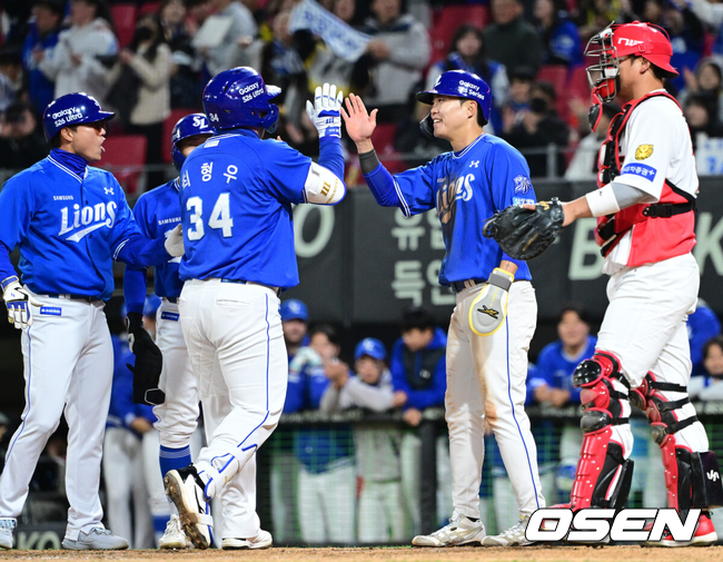 [OSEN=광주, 최규한 기자] 7일 광주-기아 챔피언스필드에서 ‘2026 신한 SOL KBO리그’ KIA 타이거즈와 삼성 라이온즈의 경기가 열렸다.홈팀 KIA는 양현종, 방문팀 삼성은 양창섭을 선발로 내세웠다.9회초 무사 1, 3루 상황 삼성 최형우가 달아나는 중월 스리런포를 날리고 홈을 밟은 뒤 류지혁을 비롯한 동료들과 기뻐하고 있다. 2026.04.07 / dreamer@osen.co.kr