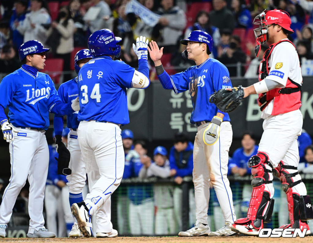 7일 광주-기아 챔피언스필드에서 ‘2026 신한 SOL KBO리그’ KIA 타이거즈와 삼성 라이온즈의 경기가 열렸다.홈팀 KIA는 양현종, 방문팀 삼성은 양창섭을 선발로 내세웠다.9회초 무사 1, 3루 상황 삼성 최형우가 달아나는 중월 스리런포를 날리고 홈을 밟은 뒤 류지혁을 비롯한 동료들과 기뻐하고 있다. 2026.04.07 / dreamer@osen.co.kr