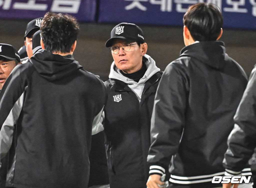 7일 부산 사직야구장에서 2026 신한 SOL KBO 리그 롯데 자이언츠와 KT 위즈의 경기가 열렸다. 홈팀 롯데는 나균안이, 방문팀 KT는 고영표가 선발 출전했다.KT 위즈 이강철 감독이 7-3으로 승리한 후 하이파이브를 하고 있다. 2026.04.07 / foto0307@osen.co.kr