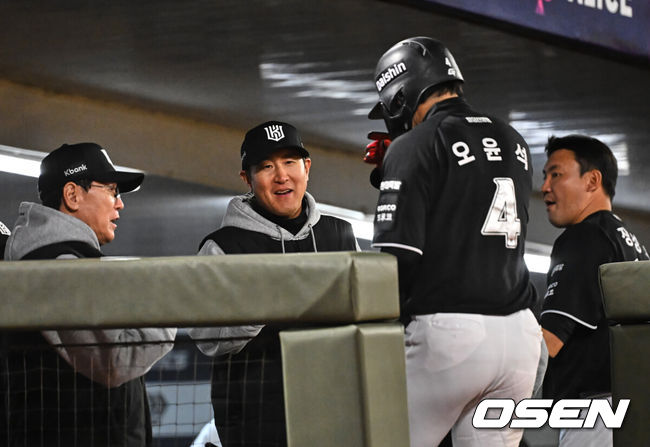 [OSEN=부산, 이석우 기자] 7일 부산 사직야구장에서 2026 신한 SOL KBO 리그 롯데 자이언츠와 KT 위즈의 경기가 열렸다. 홈팀 롯데는 나균안이, 방문팀 KT는 고영표가 선발 출전했다.KT 위즈 오윤석이 9회초 2사 1,2루 이강민의 중견수 앞 안타때 득점을 올리고 이강철 감독의 축하를 받고 있다. 2026.04.07 / foto0307@osen.co.kr