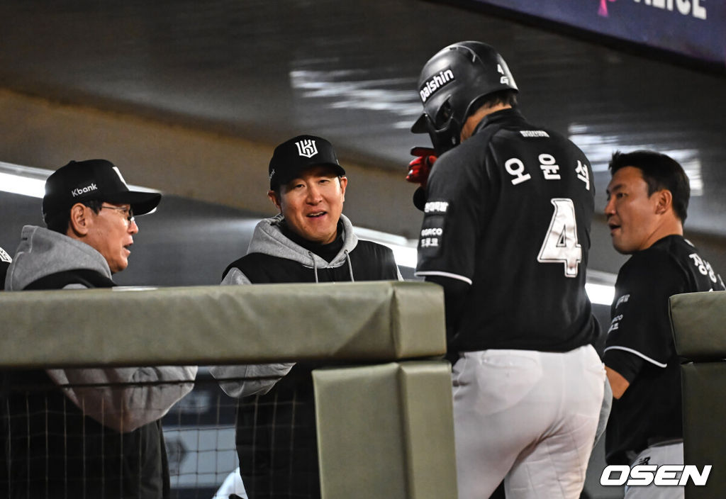 7일 부산 사직야구장에서 2026 신한 SOL KBO 리그 롯데 자이언츠와 KT 위즈의 경기가 열렸다. 홈팀 롯데는 나균안이, 방문팀 KT는 고영표가 선발 출전했다.KT 위즈 오윤석이 9회초 2사 1,2루 이강민의 중견수 앞 안타때 득점을 올리고 이강철 감독의 축하를 받고 있다. 2026.04.07 / foto0307@osen.co.kr