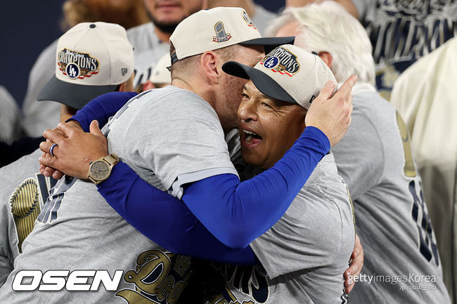 [사진] LA 다저스 데이브 로버츠 감독(오른쪽)이 2025 월드시리즈 우승 후 프레디 프리먼과 포옹하며 기뻐하고 있다. ⓒGettyimages(무단전재 및 재배포 금지)