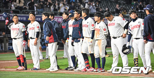 [OSEN=부산, 이석우 기자] 7일 부산 사직야구장에서 2026 신한 SOL KBO 리그 롯데 자이언츠와 KT 위즈의 경기가 열렸다. 홈팀 롯데는 나균안이, 방문팀 KT는 고영표가 선발 출전했다.롯데 자이언츠 선수들이 7연패하고 어두운 표정으로 팬들에게 인사를 하고 있다. 2026.04.07 / foto0307@osen.co.kr