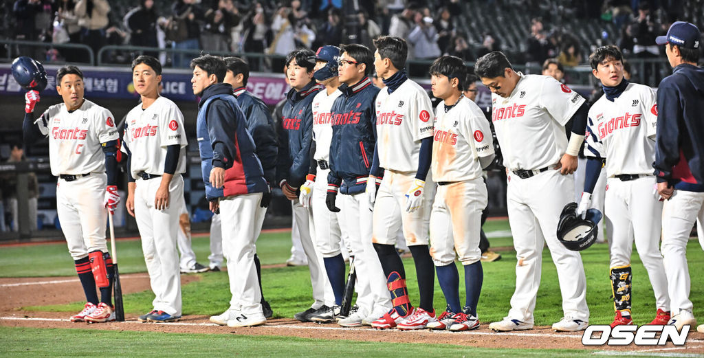 7일 부산 사직야구장에서 2026 신한 SOL KBO 리그 롯데 자이언츠와 KT 위즈의 경기가 열렸다. 홈팀 롯데는 나균안이, 방문팀 KT는 고영표가 선발 출전했다.롯데 자이언츠 선수들이 7연패하고 어두운 표정으로 팬들에게 인사를 하고 있다. 2026.04.07 / foto0307@osen.co.kr