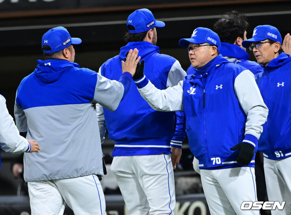 삼성 라이온즈가 짜릿한 역전극을 썼다. 삼성은 7일 광주-기아 챔피언스필드에서 열린 2026 프로야구 KIA 타잉거즈와의 팀간 첫 경기에서 10-3으로 역전승을 거두었다. 1-3으로 뒤진 8회초 중심타선의 집중타를 앞세워 대거 5점을 뽑아냈다. 이어 9회 4점을 보태 승부를 결정냈다. 최형우의 추격의 1타점 2루타와 쐐기 3점 홈런이 빛났다. 강민호의 2타점 2루타도 박수를 받았다. 경기를 마치고 삼성 박진만 감독과 최형우가 인사를 나누고 있다. 2026.04.07 / dreamer@osen.co.kr