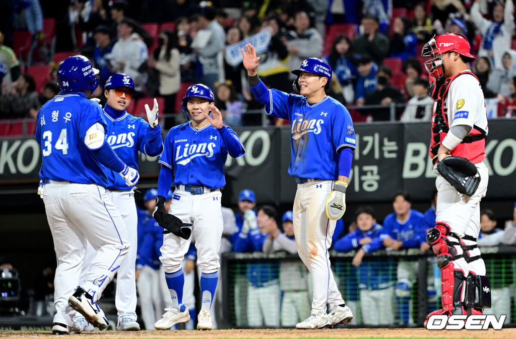 7일 광주-기아 챔피언스필드에서 ‘2026 신한 SOL KBO리그’ KIA 타이거즈와 삼성 라이온즈의 경기가 열렸다.홈팀 KIA는 양현종, 방문팀 삼성은 양창섭을 선발로 내세웠다.9회초 무사 1, 3루 상황 삼성 최형우가 달아나는 중월 스리런포를 날리고 홈을 밟은 뒤 류지혁-김지찬과 기뻐하고 있다. 2026.04.07 / dreamer@osen.co.kr