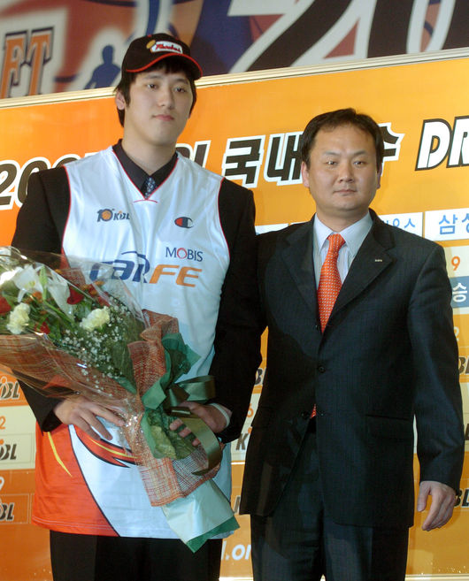 [사진] 2007년 드래프트 1라운드 10순위로 모비스에 지명된 함지훈 / KBL 제공