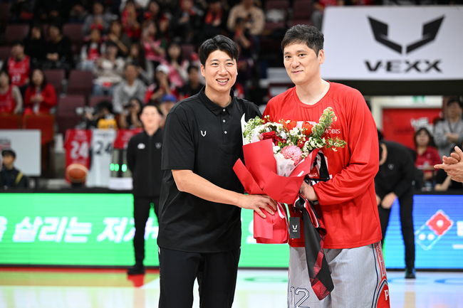 [사진] 동기 양희종 코치에게 은퇴 축하를 받는 함지훈