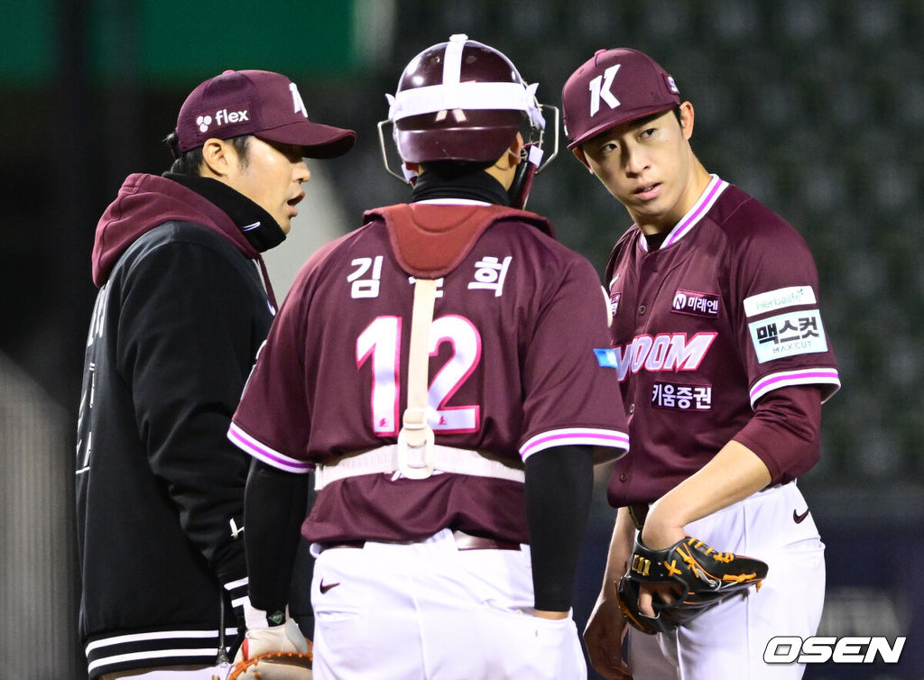 7일 서울 잠실야구장에서 '2026 신한 SOL Bank KBO리그' 키움 히어로즈와 두산 베어스의 경기가 열렸다.이날 두산은 최승용, 키움은 배동현을 선발로 내세웠다.6회초 1사 1루에서 코칭스태프가 마운드에 올라 키움 배동현과 대화를 하고 있다. 2026.04.07 /cej@osen.co.kr