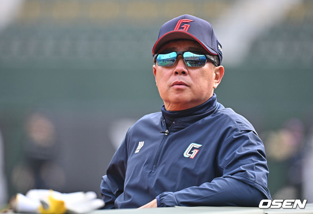 3일 부산 사직야구장에서 2026 신한 SOL KBO 리그 롯데 자이언츠와 SSG 랜더스의 경기가 열린다. 홈팀 롯데는 로드리게스가, 방문팀 SSG는 화이트가 선발 출전한다.롯데 자이언츠 김태형 감독이 훈련을 지켜보고 있다. 2026.04.03 / foto0307@osen.co.kr