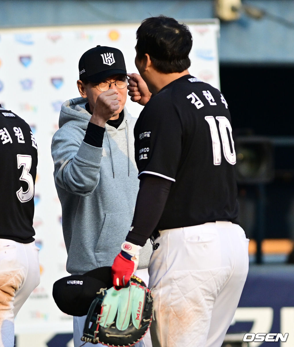 프로야구 KT 위즈가 LG 트윈스 상대로 개막시리즈를 스윕했다. KT는 29일 서울 잠실구장에서 열린 2026 KBO리그 LG와 시즌 2차전에서 6-5로 승리했다. 허경민이 동점 투런 홈런을 터뜨렸고, 9회초 김현수가 좌익수 앞 땅볼로 결승타점을 올렸다. 9회말 박영현이 등판해 1점 차 리드를 지켜내며 이틀 연속 세이브를 챙겼다. KT 아강철 감독이 김현수와 승리를 기뻐하고 있다. 2026.03.29 / jpnews@osen.co.kr