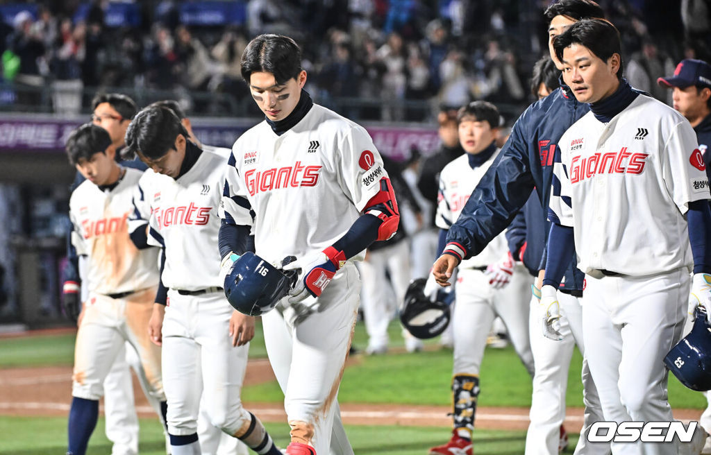 7일 부산 사직야구장에서 2026 신한 SOL KBO 리그 롯데 자이언츠와 KT 위즈의 경기가 열렸다. 홈팀 롯데는 나균안이, 방문팀 KT는 고영표가 선발 출전했다.롯데 자이언츠 선수들이 7연패하고 어두운 표정으로 팬들에게 인사를 하고 있다. 2026.04.07 / foto0307@osen.co.kr
