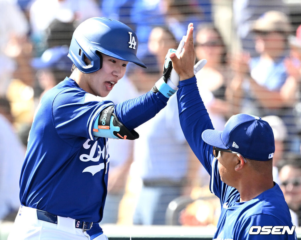 '코리안 데이'였다. 이정후(샌프란시스코 자이언츠)와 김혜성(LA 다저스)이 맞대결에서 나란히 맹활약했다.  LA 다저스와 샌프란시스코 자이언츠는 2일(이하 한국시간) 미국 애리조나주 글렌데일의 캐멀백 랜치에서 2025 메이저리그 시범경기를 치렀다. 이날 김혜성은 8번 유격수로, 이정후는 3번 중견수로 각각 선발 출장했다. 이정후가 총알 2루타로 선제 타점을 올리자, 7푼 타율로 마음고생을 하던 김혜성은 시범경기 첫 홈런포를 터뜨렸다.5회초 무사에서 LA 다저스 김혜성이 좌월 솔로 홈런을 치고 더그아웃에서 데이브 로버츠 감독과 하이파이브를 하고 있다. 2025.03.02 / sunday@osen.co.kr