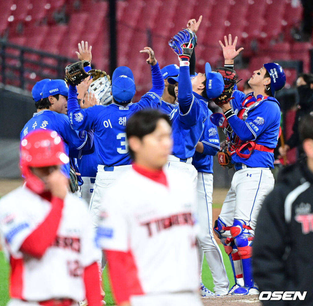 삼성 라이온즈가 짜릿한 역전극을 썼다. 삼성은 7일 광주-기아 챔피언스필드에서 열린 2026 프로야구 KIA 타잉거즈와의 팀간 첫 경기에서 10-3으로 역전승을 거두었다. 1-3으로 뒤진 8회초 중심타선의 집중타를 앞세워 대거 5점을 뽑아냈다. 이어 9회 4점을 보태 승부를 결정냈다. 최형우의 추격의 1타점 2루타와 쐐기 3점 홈런이 빛났다. 강민호의 2타점 2루타도 박수를 받았다. 경기를 마치고 삼성 선수들이 기뻐하고 있다. 2026.04.07 / dreamer@osen.co.kr