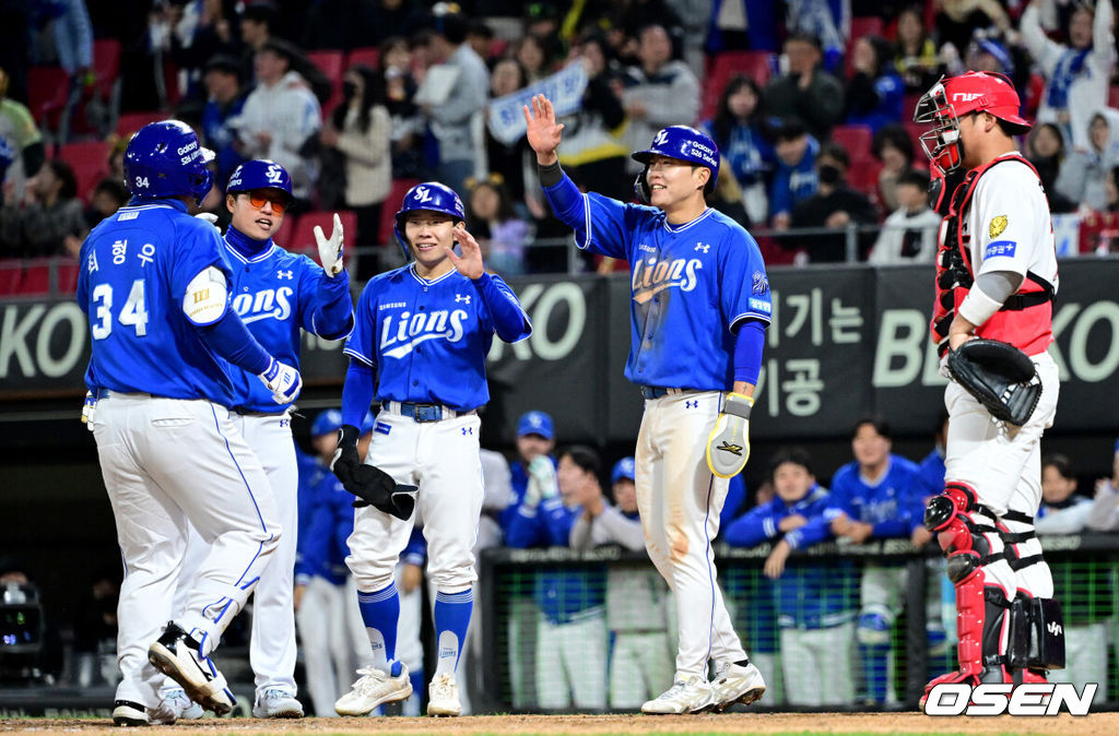 7일 광주-기아 챔피언스필드에서 ‘2026 신한 SOL KBO리그’ KIA 타이거즈와 삼성 라이온즈의 경기가 열렸다.홈팀 KIA는 양현종, 방문팀 삼성은 양창섭을 선발로 내세웠다. 9회초 무사 1, 3루 상황 삼성 최형우가 달아나는 중월 스리런포를 날리고 홈을 밟은 뒤 류지혁-김지찬과 기뻐하고 있다. 2026.04.07 / dreamer@osen.co.kr